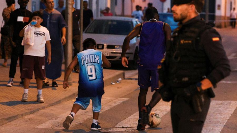 SPAIN-VIOLENCE/RACISM Kerusuhan anti-migran menyusul serangan terhadap seorang pria lanjut usia oleh penyerang tak dikenal awal pekan ini, di Torre Pacheco, Spanyol, 13 Juli 2025. REUTERS/Violeta Santos Moura