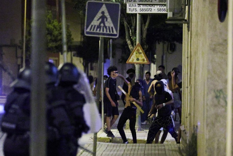SPAIN-VIOLENCE/RACISM Kerusuhan anti-migran menyusul serangan terhadap seorang pria lanjut usia oleh penyerang tak dikenal awal pekan ini, di Torre Pacheco, Spanyol, 13 Juli 2025. REUTERS/Violeta Santos Moura