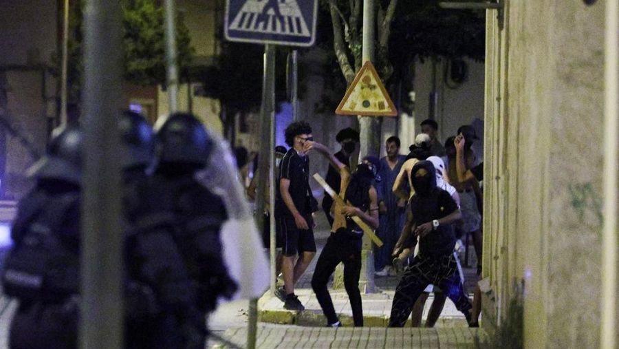 SPAIN-VIOLENCE/RACISM Kerusuhan anti-migran menyusul serangan terhadap seorang pria lanjut usia oleh penyerang tak dikenal awal pekan ini, di Torre Pacheco, Spanyol, 13 Juli 2025. REUTERS/Violeta Santos Moura