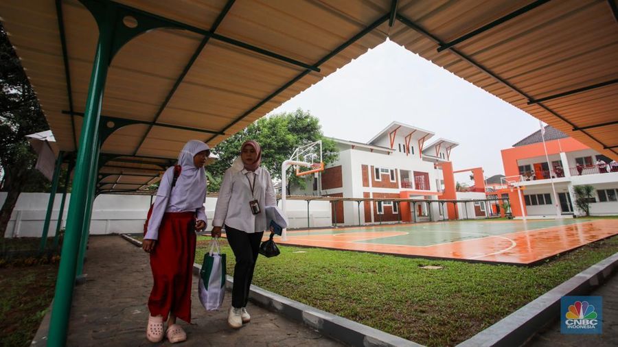 Suasana aktivitas siswa di Sekolah Rakyat Menengah Pertama (SRMP) 6 Jakarta, Sentra Handayani, Bambu Apus, Jakarta, Senin (14/7/2025). Suasana aktivitas siswa di Sekolah Rakyat Menengah Pertama (SRMP) 6 Jakarta, Sentra Handayani, Bambu Apus, Jakarta, Senin (14/7/2025). (CNBC Indonesia/Faisal Rahman)