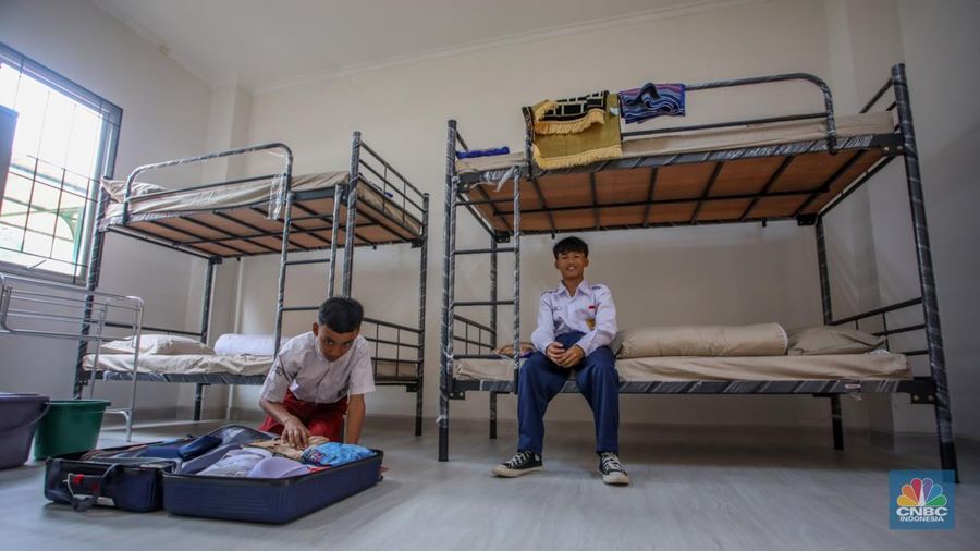 Suasana aktivitas siswa di Sekolah Rakyat Menengah Pertama (SRMP) 6 Jakarta, Sentra Handayani, Bambu Apus, Jakarta, Senin (14/7/2025). Suasana aktivitas siswa di Sekolah Rakyat Menengah Pertama (SRMP) 6 Jakarta, Sentra Handayani, Bambu Apus, Jakarta, Senin (14/7/2025). (CNBC Indonesia/Faisal Rahman)