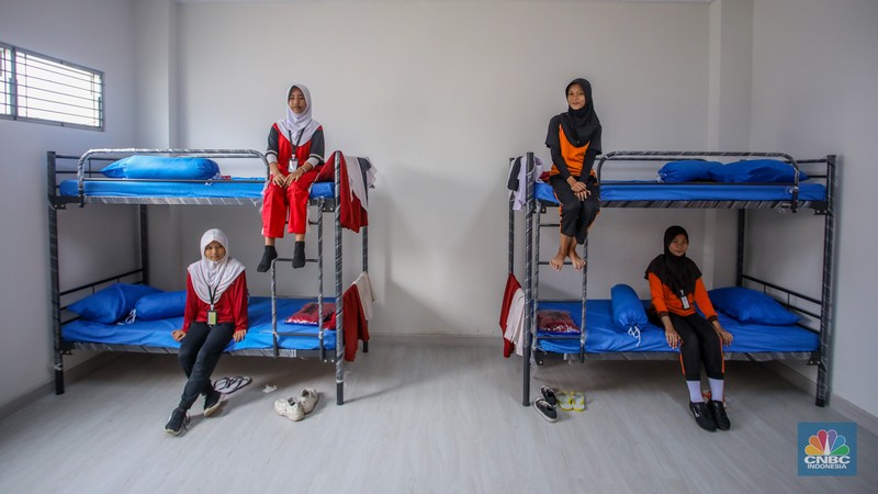 Suasana aktivitas siswa di Sekolah Rakyat Menengah Pertama (SRMP) 6 Jakarta, Sentra Handayani, Bambu Apus, Jakarta, Senin (14/7/2025). Suasana aktivitas siswa di Sekolah Rakyat Menengah Pertama (SRMP) 6 Jakarta, Sentra Handayani, Bambu Apus, Jakarta, Senin (14/7/2025). (CNBC Indonesia/Faisal Rahman)