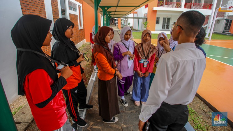 Suasana aktivitas siswa di Sekolah Rakyat Menengah Pertama (SRMP) 6 Jakarta, Sentra Handayani, Bambu Apus, Jakarta, Senin (14/7/2025). Suasana aktivitas siswa di Sekolah Rakyat Menengah Pertama (SRMP) 6 Jakarta, Sentra Handayani, Bambu Apus, Jakarta, Senin (14/7/2025). (CNBC Indonesia/Faisal Rahman)