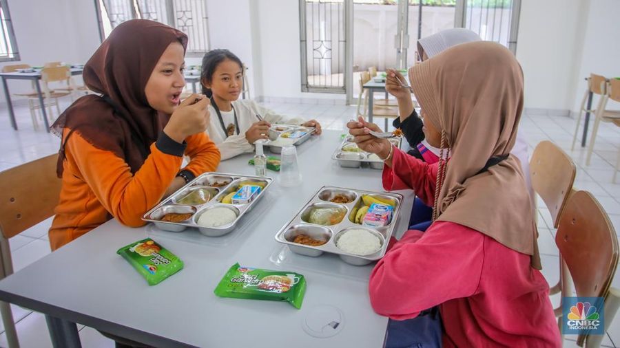 Suasana aktivitas siswa di Sekolah Rakyat Menengah Pertama (SRMP) 6 Jakarta, Sentra Handayani, Bambu Apus, Jakarta, Senin (14/7/2025). (CNBC Indonesia/Faisal Rahman)