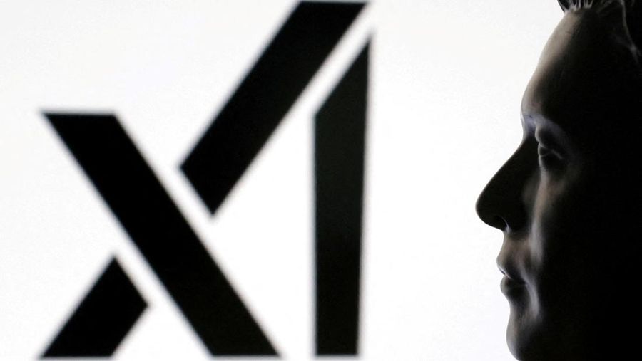 Ilustrasi menunjukkan model miniatur Elon Musk dan logo xAI yang dicetak 3D REUTERS/Dado Ruvic/Illustration/File Photo