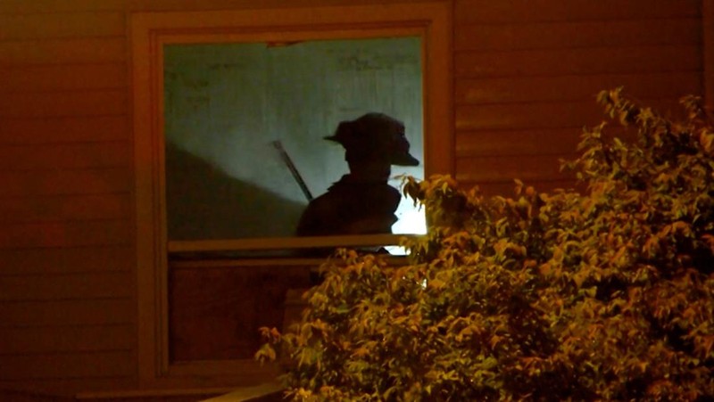Petugas tanggap darurat berdiri di luar Fasilitas Perawatan Lansia Gabriel House, setelah kebakaran mematikan terjadi, di Fall River, Massachusetts, AS, 14 Juli 2025 dalam tangkapan layar yang diambil dari sebuah video. (ABC Affiliate WLNE via REUTERS)