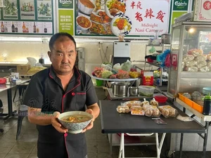 Bicaranya Terlalu Keras, Pegawai Kedai Kopi Ini Dapat Ulasan Buruk