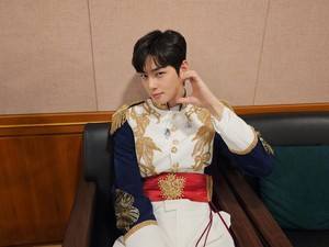 Cha Eun Woo Jadi Pangeran Tampan, Pamit dengan Fans Jelang Wamil Bulan Ini