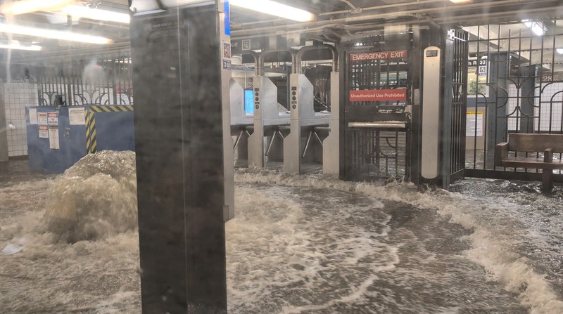 Hujan deras yang melanda New York menyebabkan banjir meluap hingga ke stasiun kereta bawah tanah. Hujan deras yang melanda New York menyebabkan banjir meluap hingga ke stasiun kereta bawah tanah pada Senin (14/7). (via REUTERS/Juan Luis Landaeta)