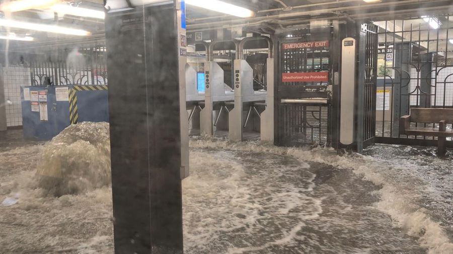Hujan deras yang melanda New York menyebabkan banjir meluap hingga ke stasiun kereta bawah tanah pada Senin (14/7). (via REUTERS/Juan Luis Landaeta)