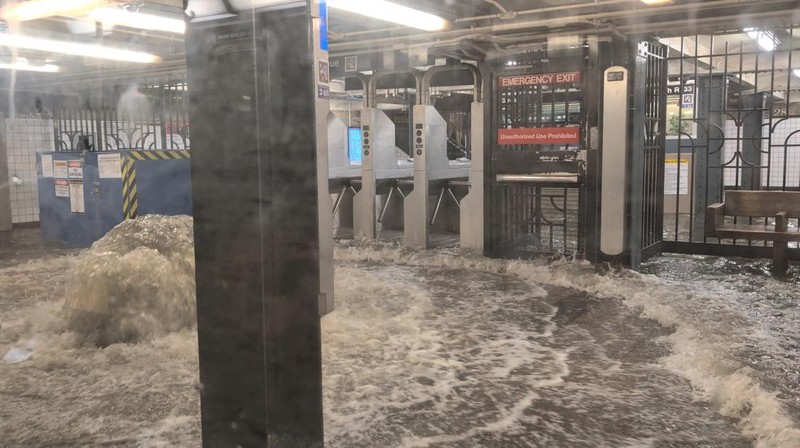 Hujan deras yang melanda New York menyebabkan banjir meluap hingga ke stasiun kereta bawah tanah pada Senin (14/7). (via REUTERS/Juan Luis Landaeta)