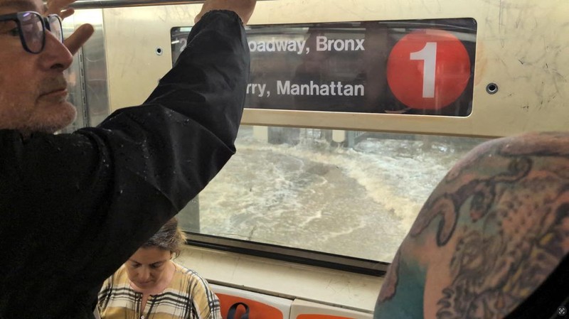 Hujan deras yang melanda New York menyebabkan banjir meluap hingga ke stasiun kereta bawah tanah pada Senin (14/7). (via REUTERS/Juan Luis Landaeta)