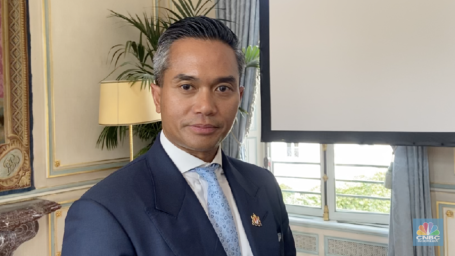 Ketua Umum Kamar Dagang dan Industri Inonesia (KADIN), Anindya Novyan Bakrie menyampaikan keterangan saat turut mendampingi Presiden Prabowo Subianto melakukan kunjungan kenegaraan di Paris, Prancis, Senin (14/7/2025). (CNBC Indonesia/Seft Oktarianisa)