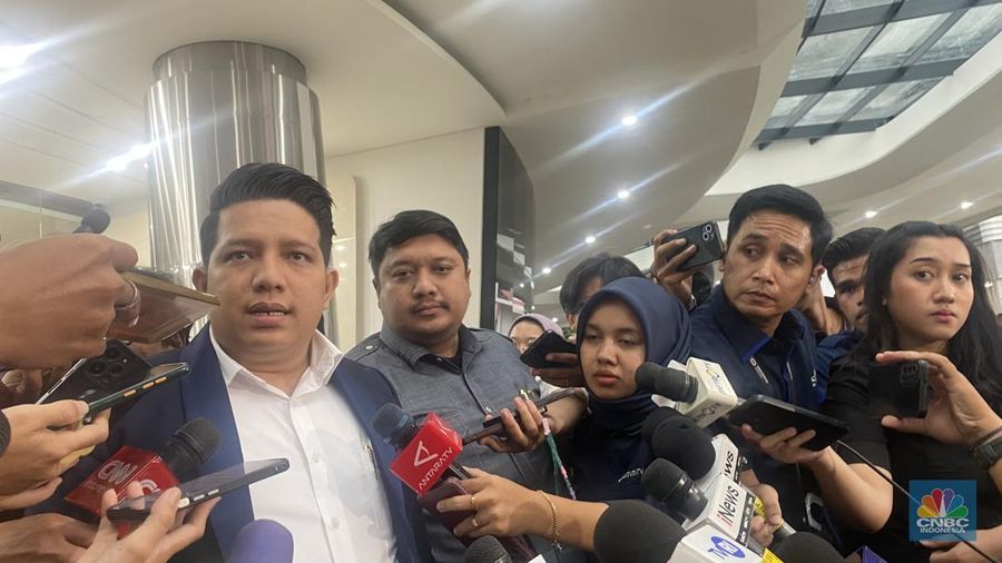 Konsultan Staf Mantan Mendikbudristek Nadiem Makarim bernama Ibrahim Arief dijemput paksa oleh pihak Kejaksaan Agung. Dia dijemput dari kediamannya pukul 13:00 WIB Selasa (15/7/2025). (CNBC Indonesia/Novina Putri Bestari)