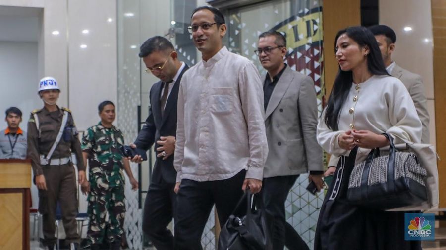 Mantan Menteri Pendidikan, Kebudayaan, Riset, dan Teknologi (Mendikbudristek) Nadiem Makarim usai menjalani pemeriksaan di Gadung Jampidsus, Kejaksaan Agung (Kejagung). Mantan Menteri Pendidikan, Kebudayaan, Riset, dan Teknologi (Mendikbudristek) Nadiem Makarim usai menjalani pemeriksaan di Gadung Jampidsus, Kejaksaan Agung (Kejagung), Jakarta, Selasa (15/7/2025). (CNBC Indonesia/Faisal Rahman)