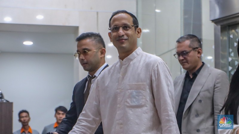 Mantan Menteri Pendidikan, Kebudayaan, Riset, dan Teknologi (Mendikbudristek) Nadiem Makarim usai menjalani pemeriksaan di Gadung Jampidsus, Kejaksaan Agung (Kejagung). Mantan Menteri Pendidikan, Kebudayaan, Riset, dan Teknologi (Mendikbudristek) Nadiem Makarim usai menjalani pemeriksaan di Gadung Jampidsus, Kejaksaan Agung (Kejagung), Jakarta, Selasa (15/7/2025). (CNBC Indonesia/Faisal Rahman)