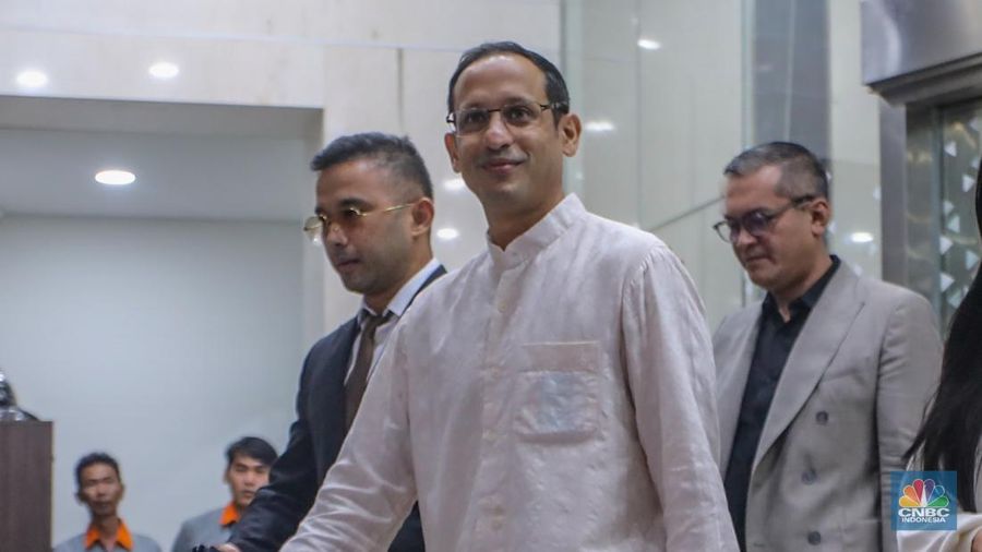 Mantan Menteri Pendidikan, Kebudayaan, Riset, dan Teknologi (Mendikbudristek) Nadiem Makarim usai menjalani pemeriksaan di Gadung Jampidsus, Kejaksaan Agung (Kejagung), Jakarta, Selasa (15/7/2025). (CNBC Indonesia/Faisal Rahman)