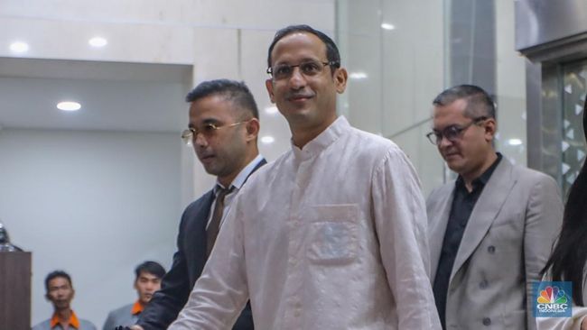 Senyum Tipis Eks Mendikbudristek Nadiem Usai 9 Jam Diperiksa Kejagung