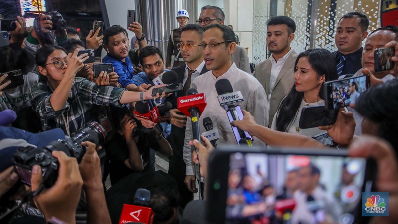 Mantan Menteri Pendidikan, Kebudayaan, Riset, dan Teknologi (Mendikbudristek) Nadiem Makarim usai menjalani pemeriksaan di Gadung Jampidsus, Kejaksaan Agung (Kejagung). Mantan Menteri Pendidikan, Kebudayaan, Riset, dan Teknologi (Mendikbudristek) Nadiem Makarim usai menjalani pemeriksaan di Gadung Jampidsus, Kejaksaan Agung (Kejagung), Jakarta, Selasa (15/7/2025). (CNBC Indonesia/Faisal Rahman)