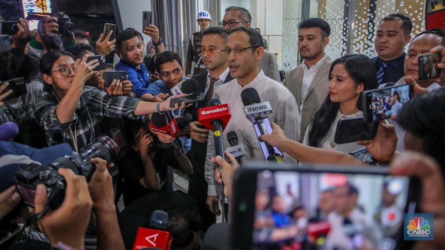 Mantan Menteri Pendidikan, Kebudayaan, Riset, dan Teknologi (Mendikbudristek) Nadiem Makarim usai menjalani pemeriksaan di Gadung Jampidsus, Kejaksaan Agung (Kejagung). Mantan Menteri Pendidikan, Kebudayaan, Riset, dan Teknologi (Mendikbudristek) Nadiem Makarim usai menjalani pemeriksaan di Gadung Jampidsus, Kejaksaan Agung (Kejagung), Jakarta, Selasa (15/7/2025). (CNBC Indonesia/Faisal Rahman)