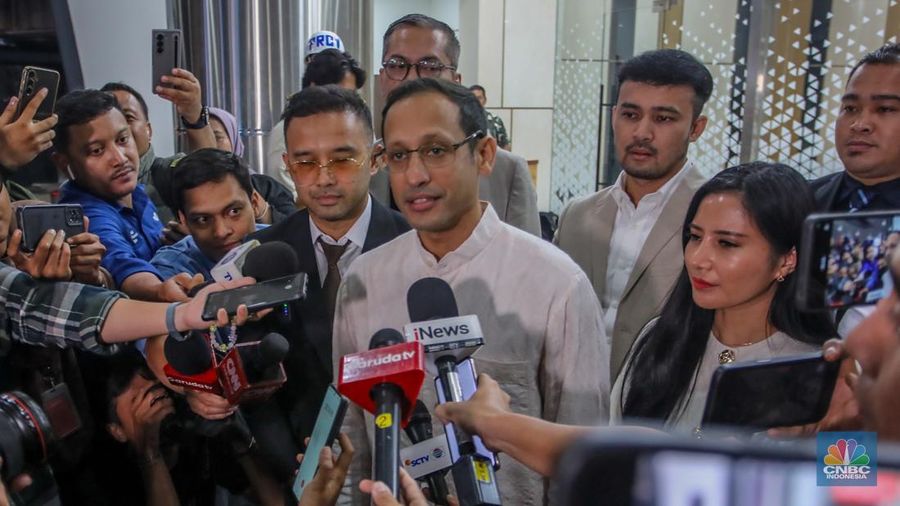 Mantan Menteri Pendidikan, Kebudayaan, Riset, dan Teknologi (Mendikbudristek) Nadiem Makarim usai menjalani pemeriksaan di Gadung Jampidsus, Kejaksaan Agung (Kejagung), Jakarta, Selasa (15/7/2025). (CNBC Indonesia/Faisal Rahman)
