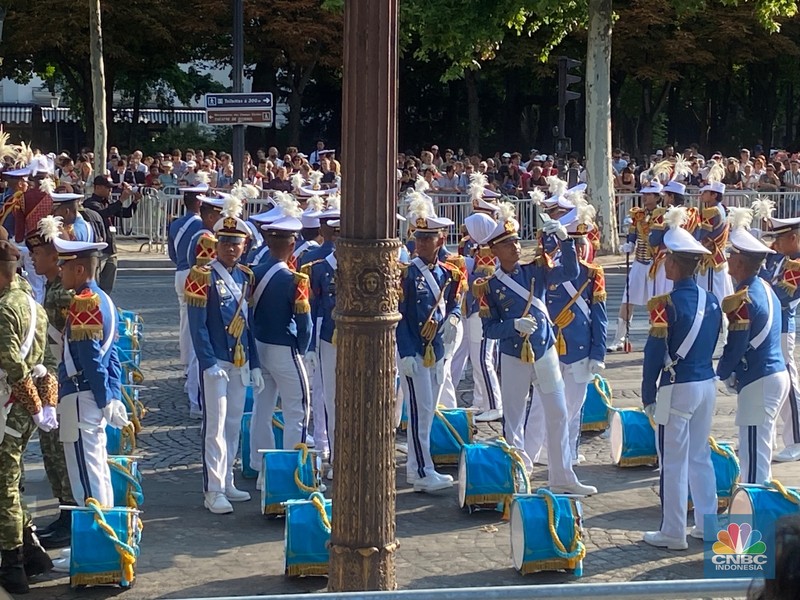 FRANCE-NATIONALDAY/PARADE Presiden Prancis Emmanuel Macron berjabat tangan dengan Presiden Indonesia Prabowo Subianto dalam parade militer tahunan Hari Bastille di Place de la Concorde, Paris, Prancis, 14 Juli 2025. REUTERS/Abdul Saboor