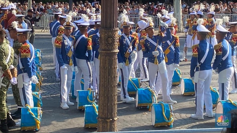 Presiden Prancis Emmanuel Macron berjabat tangan dengan Presiden Indonesia Prabowo Subianto dalam parade militer tahunan Hari Bastille di Place de la Concorde, Paris, Prancis, 14 Juli 2025. REUTERS/Abdul Saboor