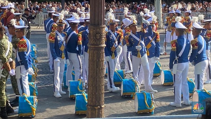 FRANCE-NATIONALDAY/PARADE Presiden Prancis Emmanuel Macron berjabat tangan dengan Presiden Indonesia Prabowo Subianto dalam parade militer tahunan Hari Bastille di Place de la Concorde, Paris, Prancis, 14 Juli 2025. REUTERS/Abdul Saboor