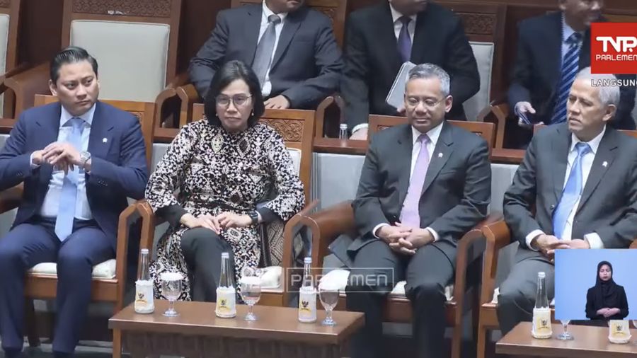 Menteri Keuangan, Sri Mulyani Indrawati didampingi para Wakil Menteri Keuangan dalam Rapat Paripurna DPR RI ke-24 Masa Persidangan IV Tahun Sidang 2024-2025. (Tangkapan Layar Youtube/DPR RI)