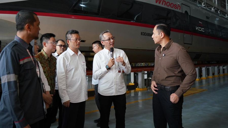 Menteri Koordinator Bidang Infrastruktur dan Pembangunan Kewilayahan, Agus Harimurti Yudhoyono (AHY), melakukan kunjungan kerja ke Depo Tegalluar pada Jumat, (11 /7/2025). (Dok: KCIC)