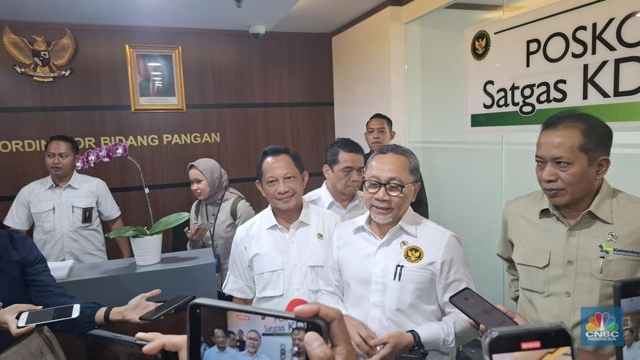 Menteri Koordinator Bidang Pangan, Zulkifli Hasan dalam konferensi persnya di Gedung Kemenko Pangan, Selasa (15/7/2025). (CNBC Indonesia/Chandra Dwi Pranata)