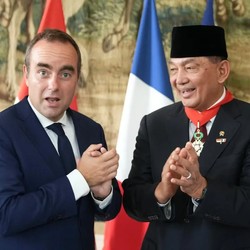 Menhan Sjafrie Terima Tanda Jasa Kehormatan di Paris, TNI Pukau Dunia