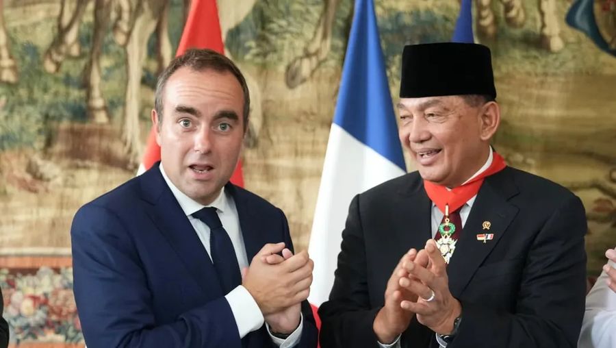 Menteri Pertahanan, Sjafrie Sjamsoeddin menerima tanda jasa kehormatan dari Menteri Pertahanan Prancis, H.E. Mr. Sébastien Lecornu, di Paris, Senin (14/7/2025). (Instagram/kemhanri)
