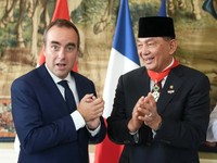 Menhan Sjafrie Terima Tanda Jasa Kehormatan di Paris, TNI Pukau Dunia