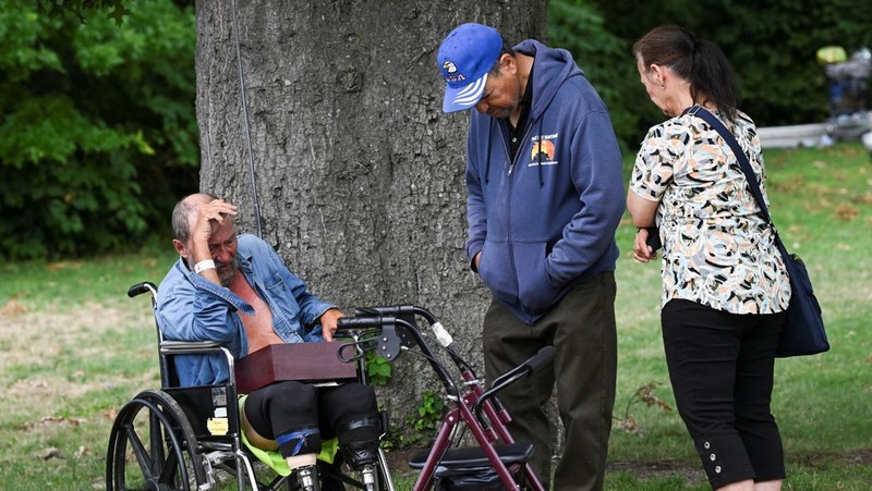 Petugas tanggap darurat berdiri di luar Fasilitas Perawatan Lansia Gabriel House, setelah kebakaran mematikan terjadi, di Fall River, Massachusetts, AS, 14 Juli 2025 dalam tangkapan layar yang diambil dari sebuah video. (ABC Affiliate WLNE via REUTERS)