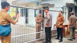 Akses Masuk SMA di Tangsel yang Digembok saat Hari Pertama Sekolah Dibongkar