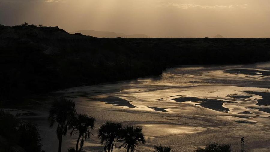 Pemandangan Sungai Turkwel di Turkana, Kenya utara, tempat fosil gigi yang mengandung peptida purba – rangkaian molekul yang disebut asam amino yang merupakan 