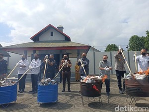 Rugikan Negara Rp 3,8 M, Rokok Ilegal-Uang Palsu Dimusnahkan di Blitar