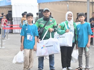 Bagikan Perlengkapan Sekolah ke Ojol-Opang, Pertamina Gandeng Produk Lokal
