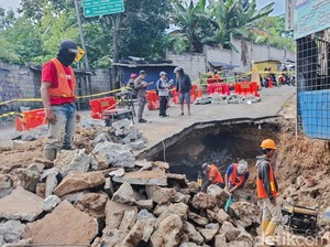Butuh Waktu Sebulan Perbaiki Jalan Sangkuriang Barat Cimahi yang Ambles