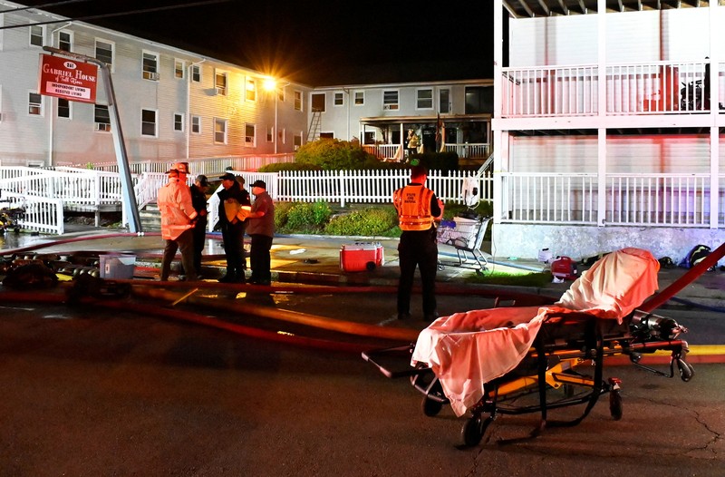 Petugas tanggap darurat berdiri di luar Fasilitas Perawatan Lansia Gabriel House, setelah kebakaran mematikan terjadi, di Fall River, Massachusetts, AS, 14 Juli 2025 dalam tangkapan layar yang diambil dari sebuah video. Petugas tanggap darurat berdiri di luar Fasilitas Perawatan Lansia Gabriel House, setelah kebakaran mematikan terjadi, di Fall River, Massachusetts, AS, 14 Juli 2025 dalam tangkapan layar yang diambil dari sebuah video. (ABC Affiliate WLNE via REUTERS)