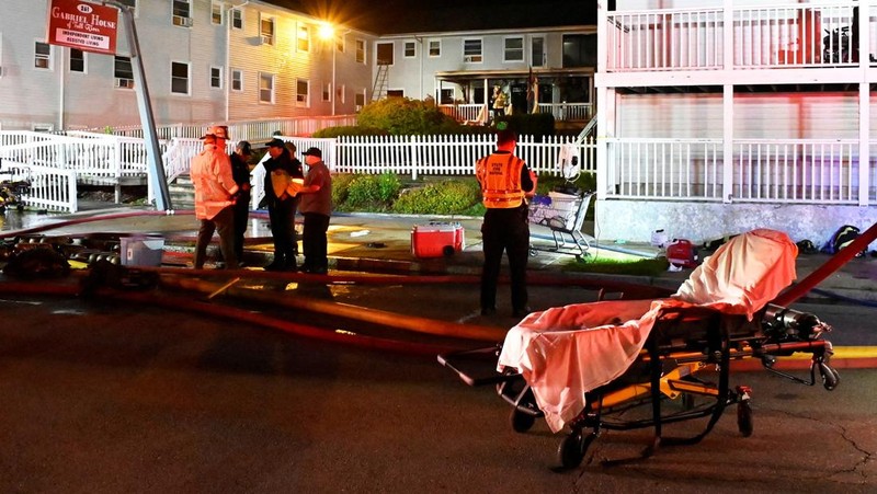 Petugas tanggap darurat berdiri di luar Fasilitas Perawatan Lansia Gabriel House, setelah kebakaran mematikan terjadi, di Fall River, Massachusetts, AS, 14 Juli 2025 dalam tangkapan layar yang diambil dari sebuah video. (ABC Affiliate WLNE via REUTERS)
