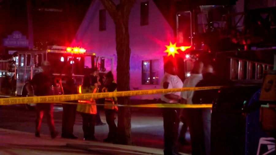 Petugas tanggap darurat berdiri di luar Fasilitas Perawatan Lansia Gabriel House, setelah kebakaran mematikan terjadi, di Fall River, Massachusetts, AS, 14 Juli 2025 dalam tangkapan layar yang diambil dari sebuah video. Petugas tanggap darurat berdiri di luar Fasilitas Perawatan Lansia Gabriel House, setelah kebakaran mematikan terjadi, di Fall River, Massachusetts, AS, 14 Juli 2025 dalam tangkapan layar yang diambil dari sebuah video. (ABC Affiliate WLNE via REUTERS)
