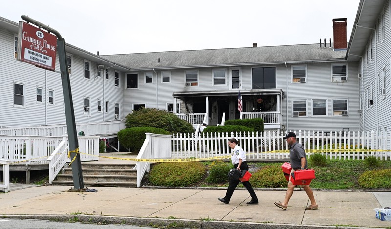 Petugas tanggap darurat berdiri di luar Fasilitas Perawatan Lansia Gabriel House, setelah kebakaran mematikan terjadi, di Fall River, Massachusetts, AS, 14 Juli 2025 dalam tangkapan layar yang diambil dari sebuah video. Petugas tanggap darurat berdiri di luar Fasilitas Perawatan Lansia Gabriel House, setelah kebakaran mematikan terjadi, di Fall River, Massachusetts, AS, 14 Juli 2025 dalam tangkapan layar yang diambil dari sebuah video. (ABC Affiliate WLNE via REUTERS)