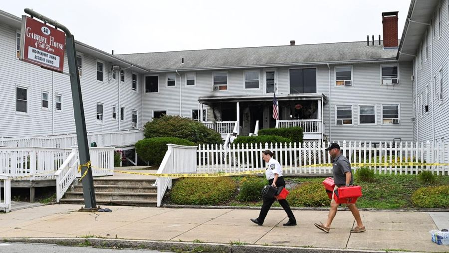 Petugas tanggap darurat berdiri di luar Fasilitas Perawatan Lansia Gabriel House, setelah kebakaran mematikan terjadi, di Fall River, Massachusetts, AS, 14 Juli 2025 dalam tangkapan layar yang diambil dari sebuah video. (ABC Affiliate WLNE via REUTERS)