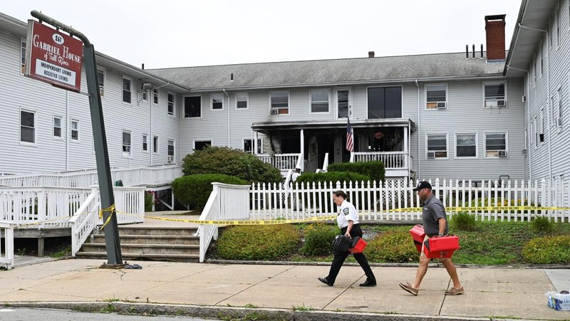 Petugas tanggap darurat berdiri di luar Fasilitas Perawatan Lansia Gabriel House, setelah kebakaran mematikan terjadi, di Fall River, Massachusetts, AS, 14 Juli 2025 dalam tangkapan layar yang diambil dari sebuah video. (ABC Affiliate WLNE via REUTERS)