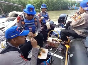 Momen Polairud Pemalang Diajak Makan Emak-emak Kala Amankan Sedekah Laut