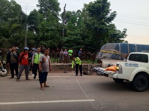 Motor Oleng hingga Tabrak Tronton, Pria di Palembang Tewas Mengenaskan