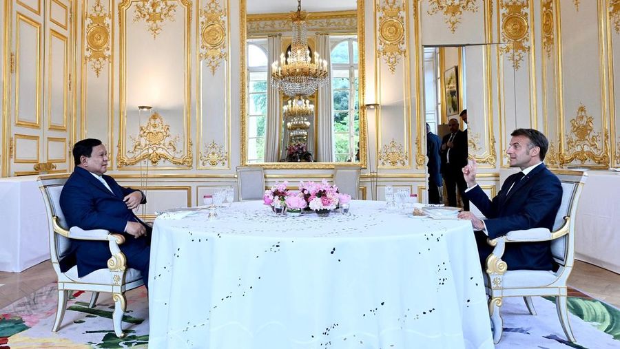 Presiden Prabowo Subianto menghadiri jamuan santap malam privat yang digelar Presiden Prancis Emmanuel Macron, Senin malam, (14/7/2025), di Istana Elysee, Paris, Perancis. (Instagram/Prabowo)