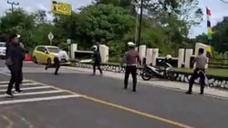 Video: Tegang! Pria Terjaring Razia Serang Polisi Pakai Sajam di Bengkulu